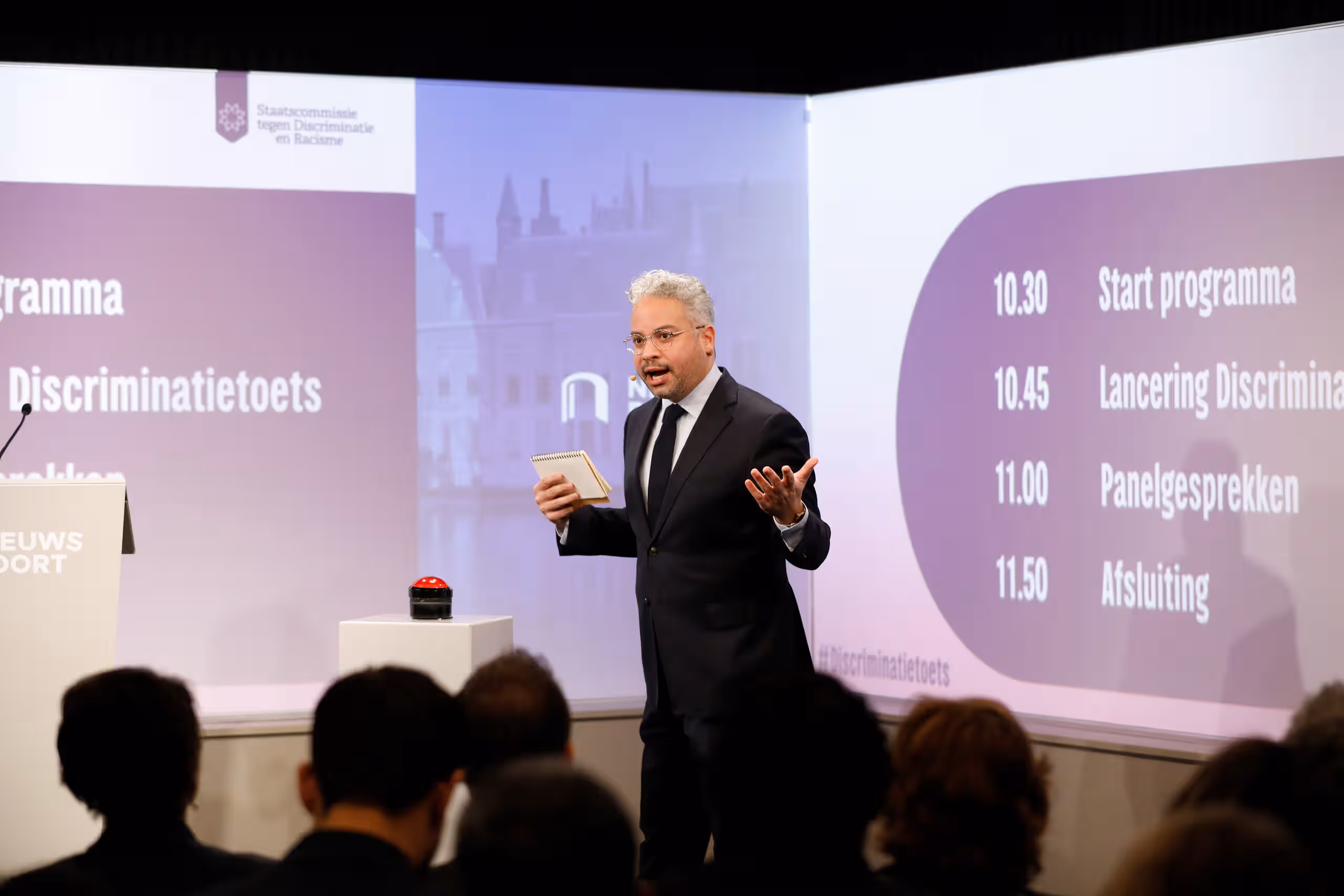 De presentator heet iedereen welkom.