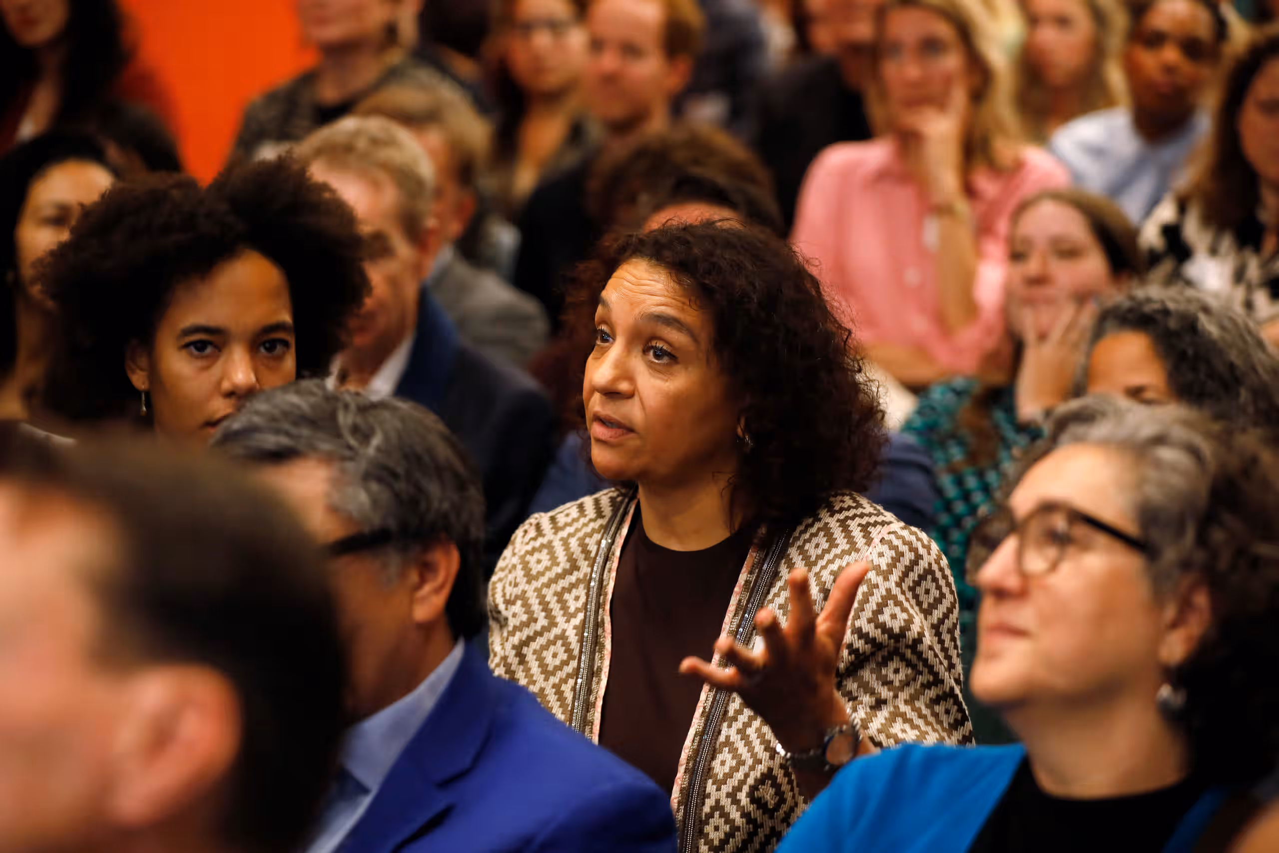 Een bezoeker stelt een vraag