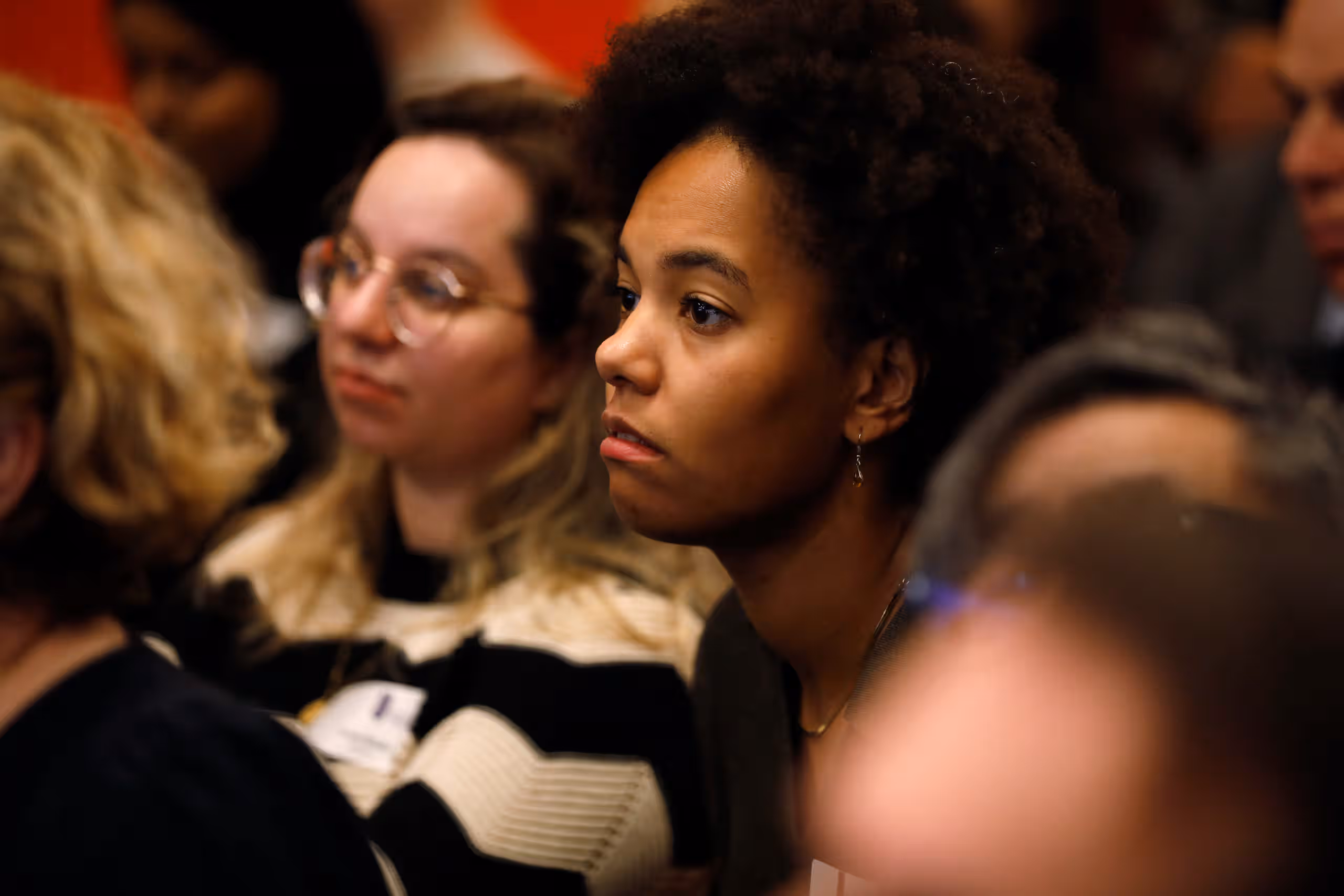 Bezoekers luisteren aandachtig