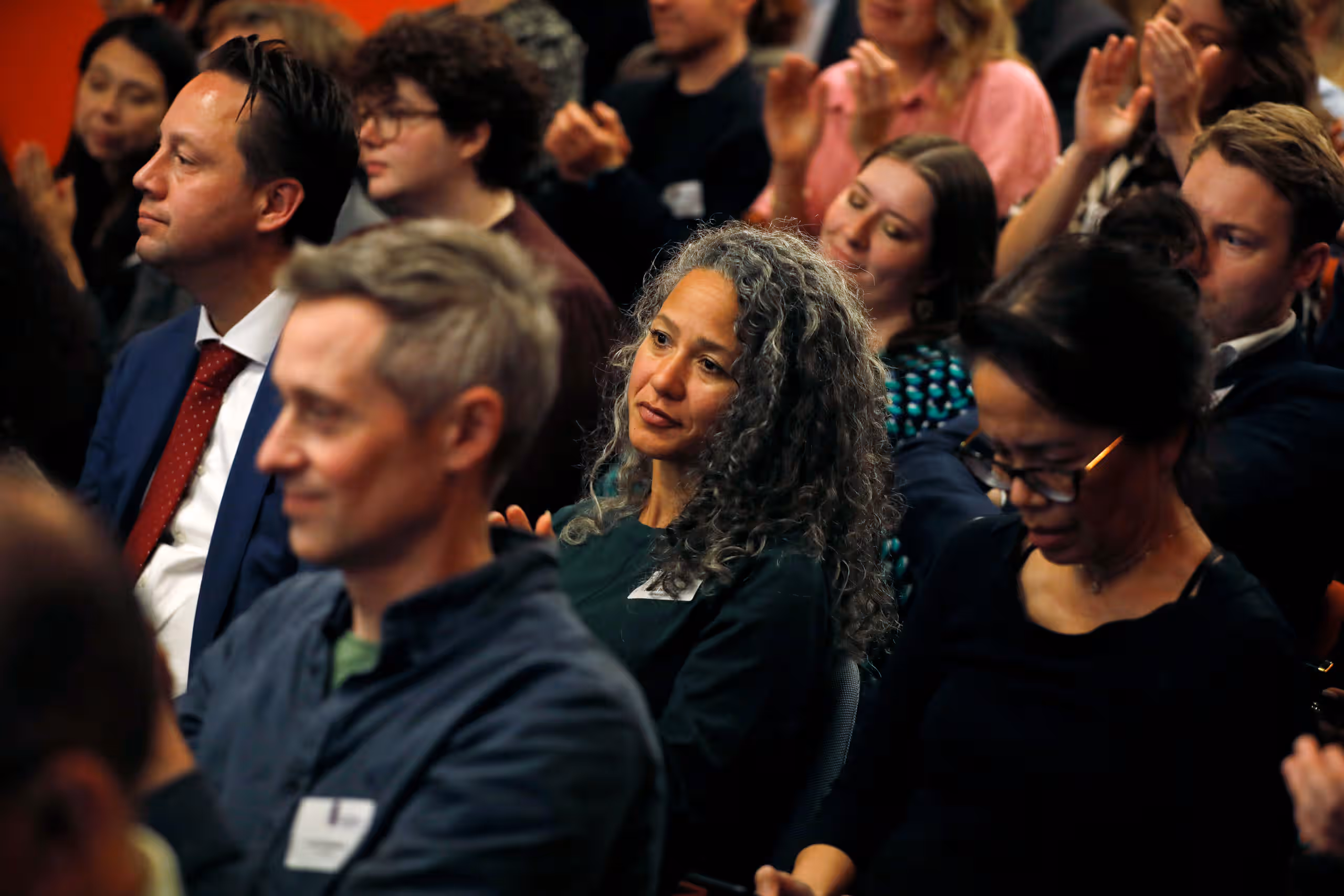 De voorzitter en de minister drukken op de rode knop en lanceren hiermee de Discriminatietoets.