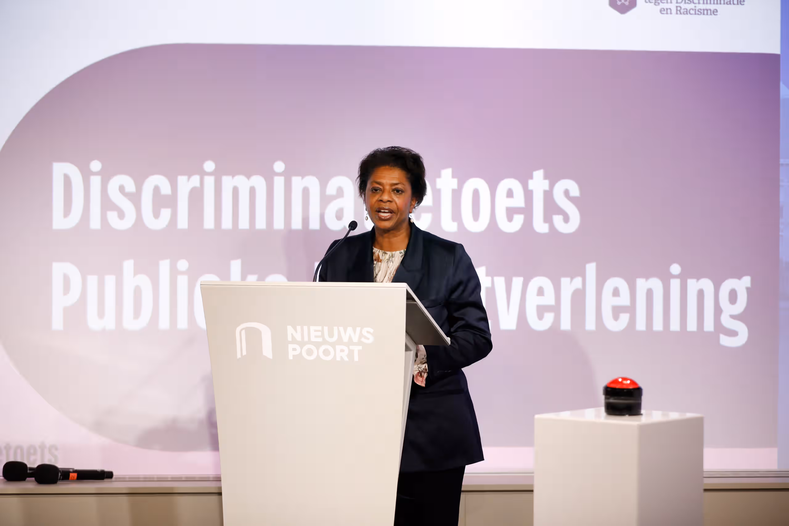 Voorzitter Joyce Sylvester introduceert de Discriminatietoets.