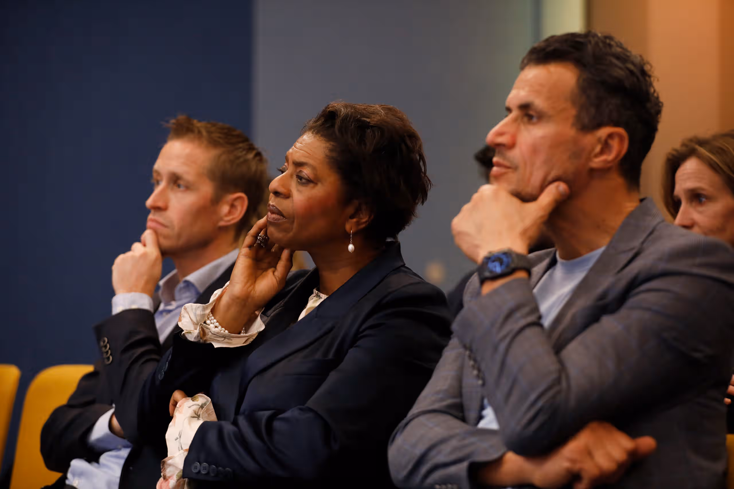 Voorzitter en Farid Azarkan en Michiel van Nispen luisteren naar panelgesprek