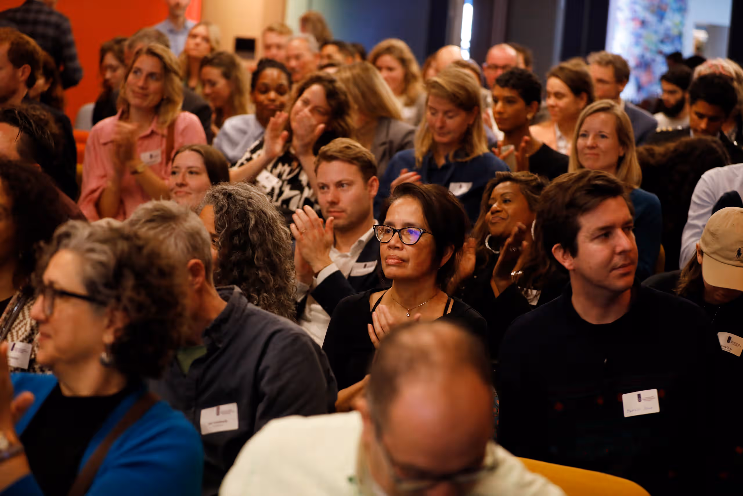 Bezoekers luisteren aandachtig