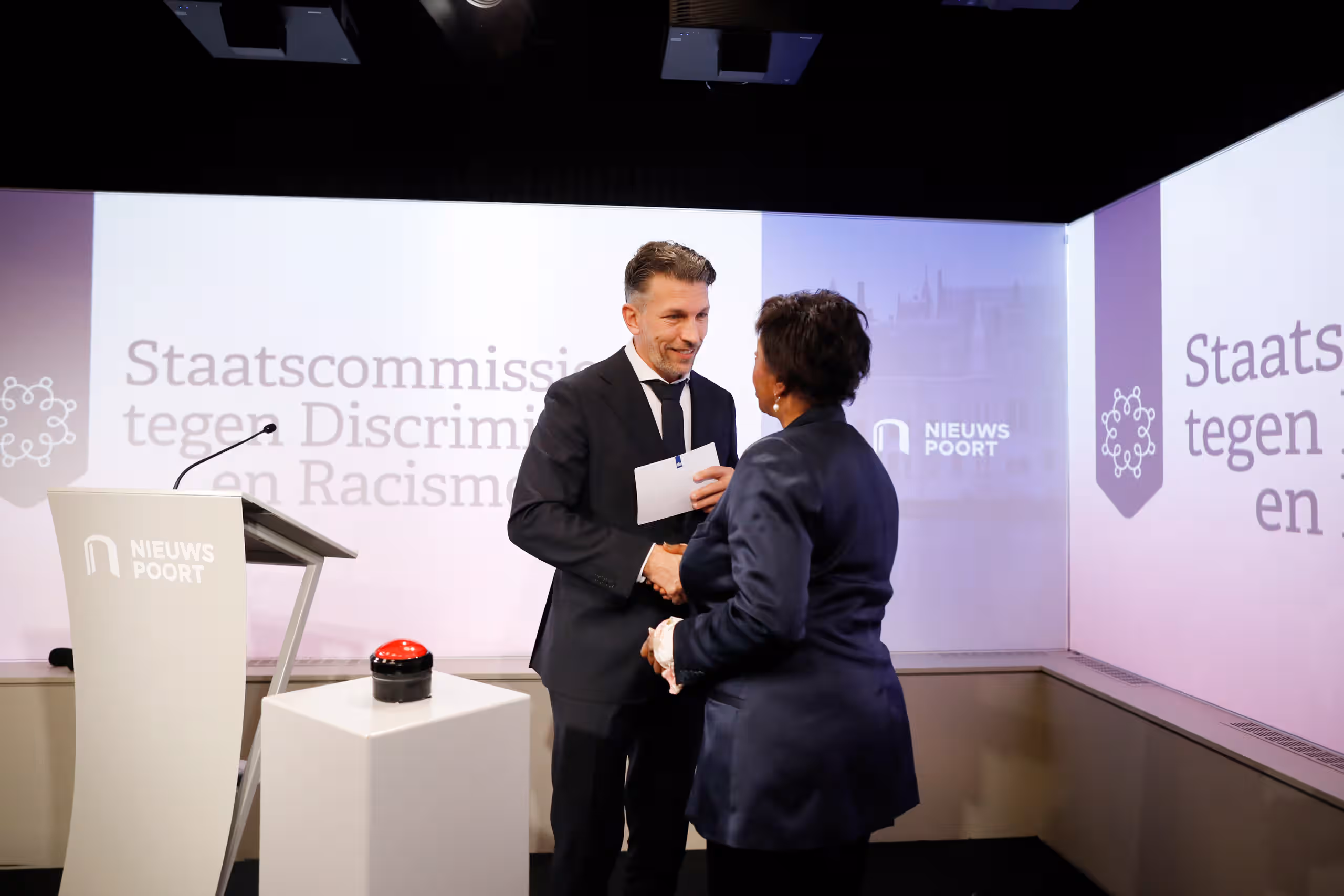 Minister Frank Rijkaart en voorzitter Joyce Sylvester