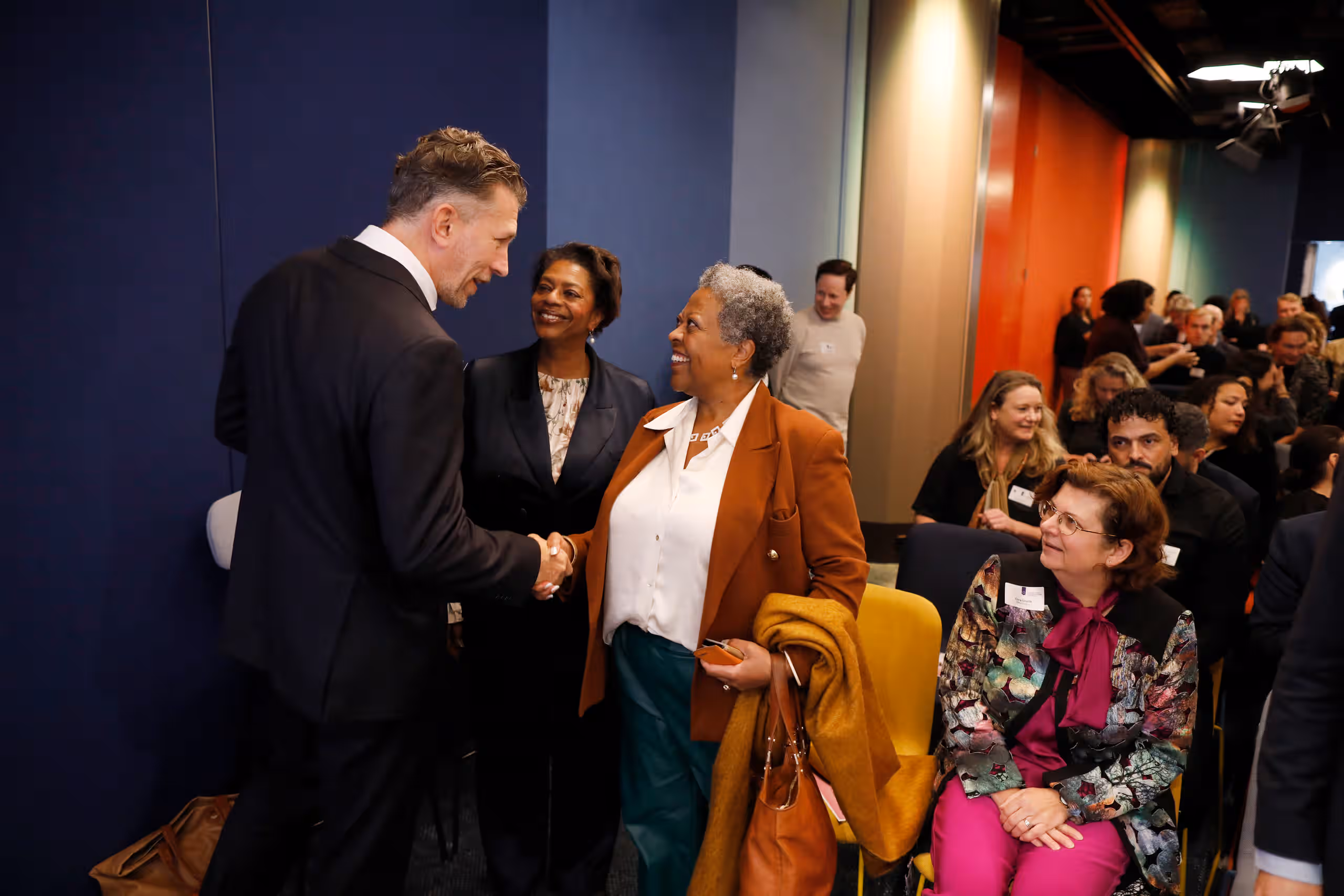 Bezoekers verlaten de zaal