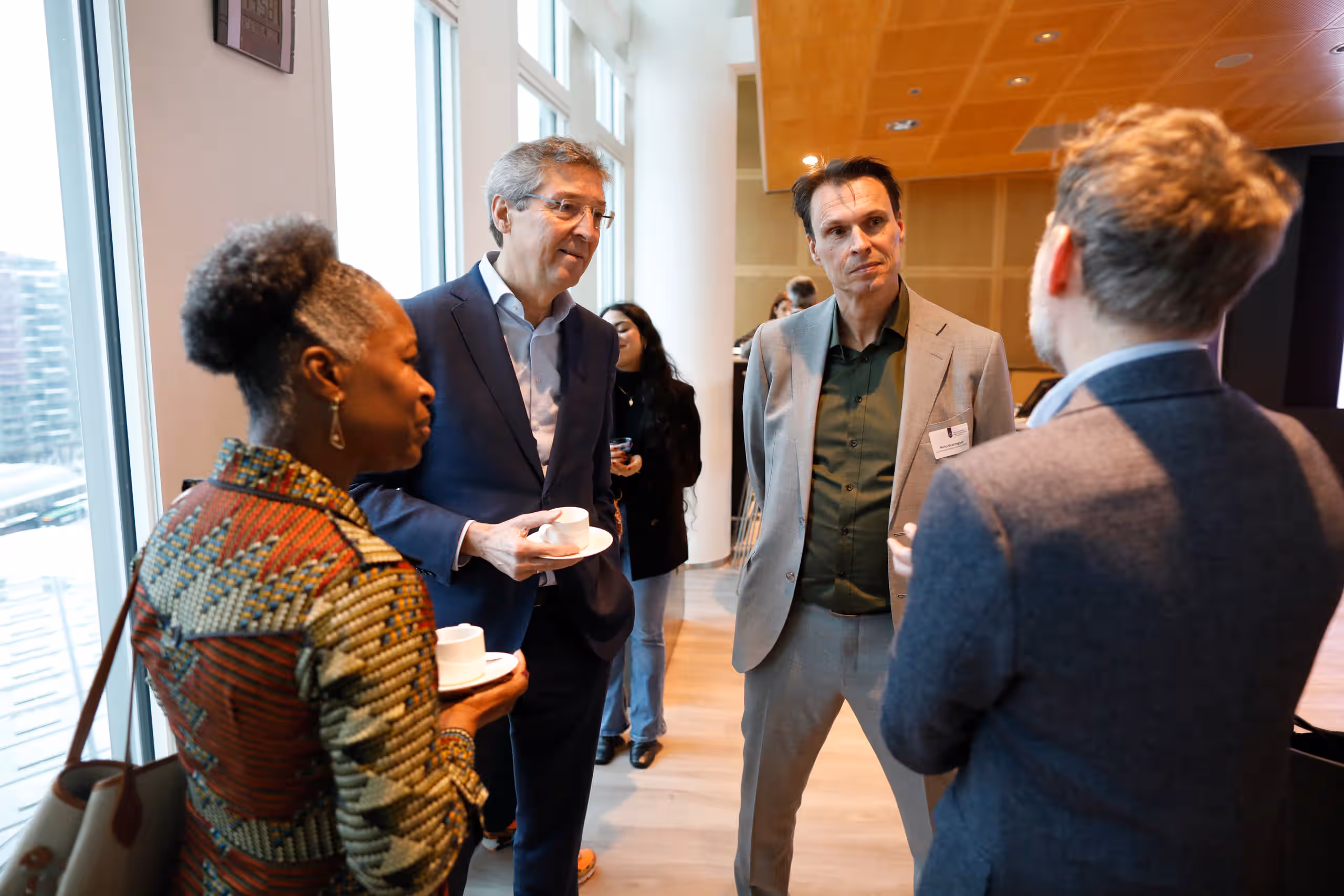 Foto van gesprek bij borrel
