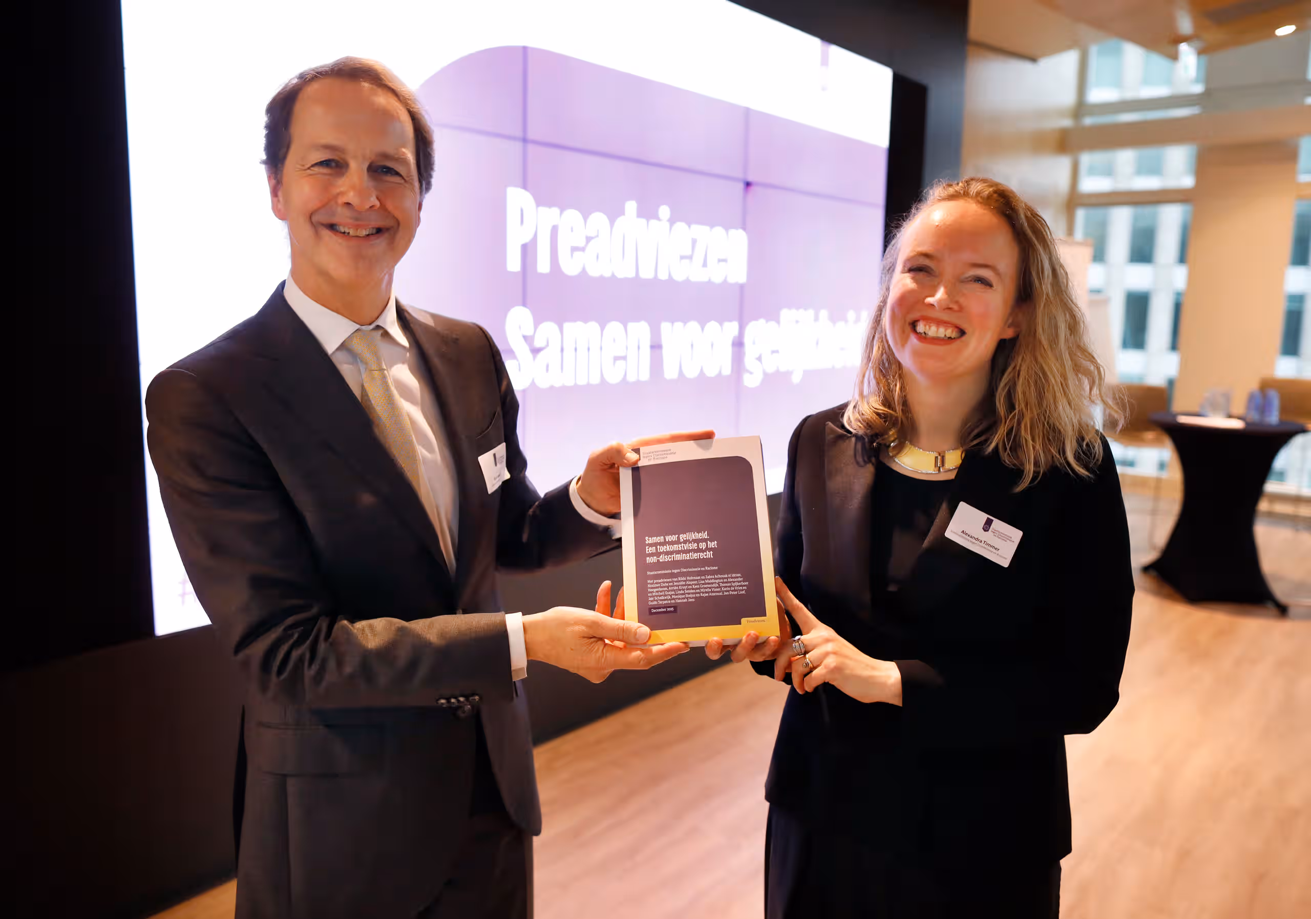 Rick Lawson neemt het eerste exemplaar van de Preadviezen in ontvangst van Alexandra Timmer