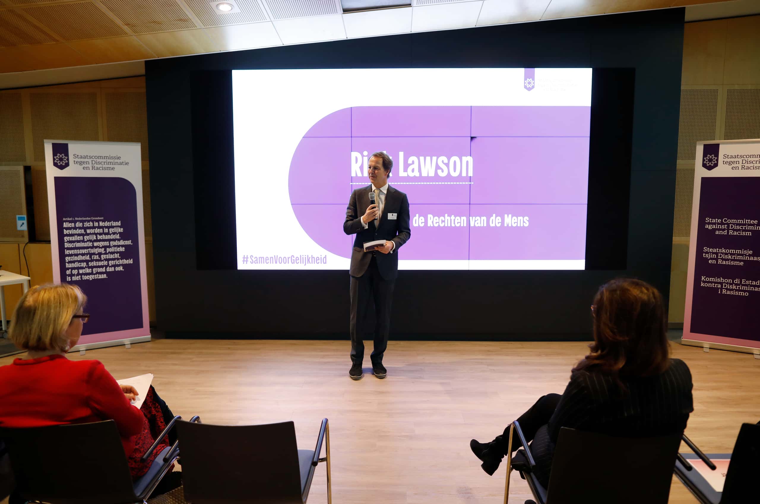 Rick Lawson de voorzitter van het College voor de Rechten van de Mens houdt een toespraak