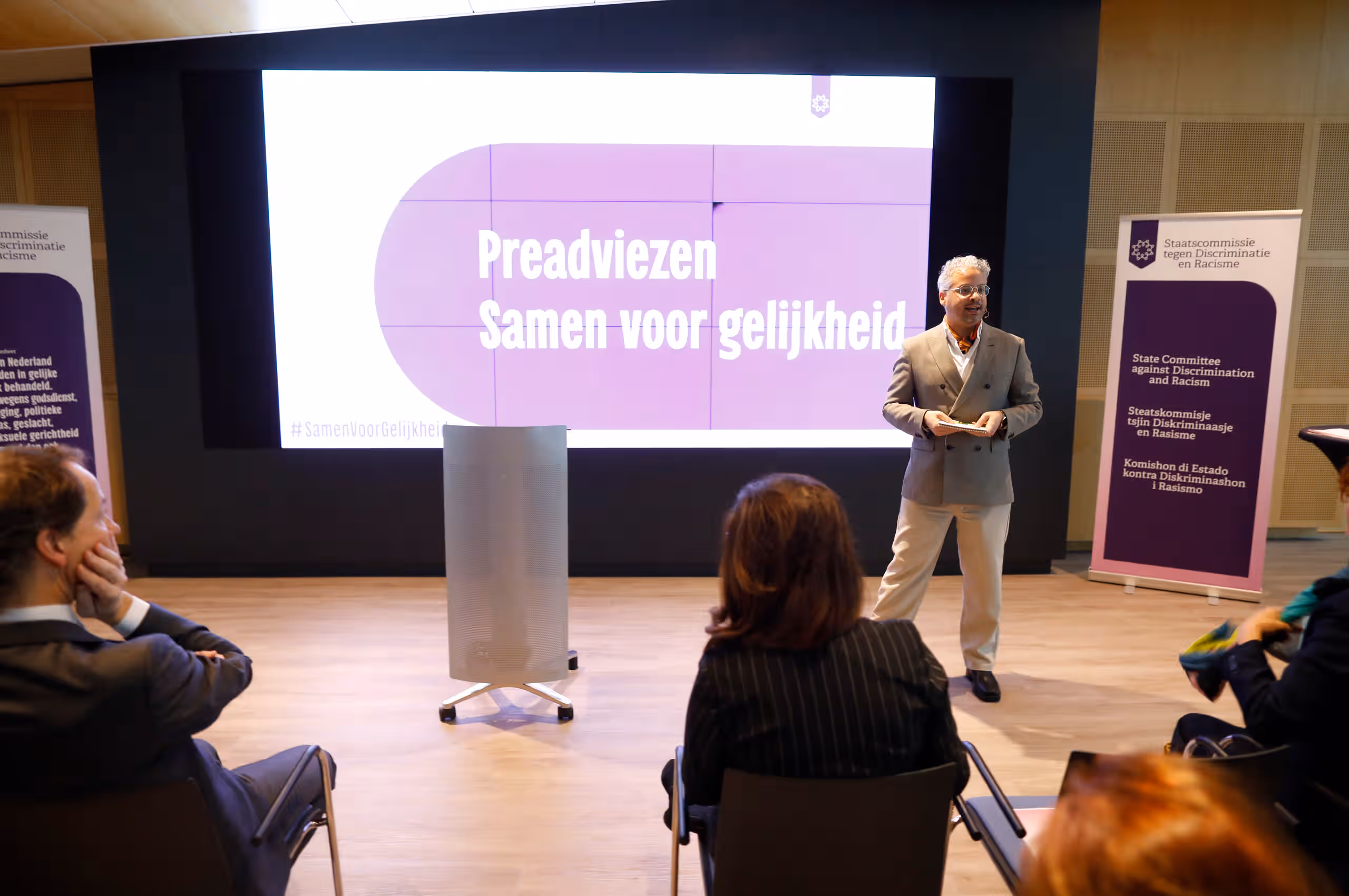 Start van de bijeenkomst. De dagvoorzitter heet iedereen welkom