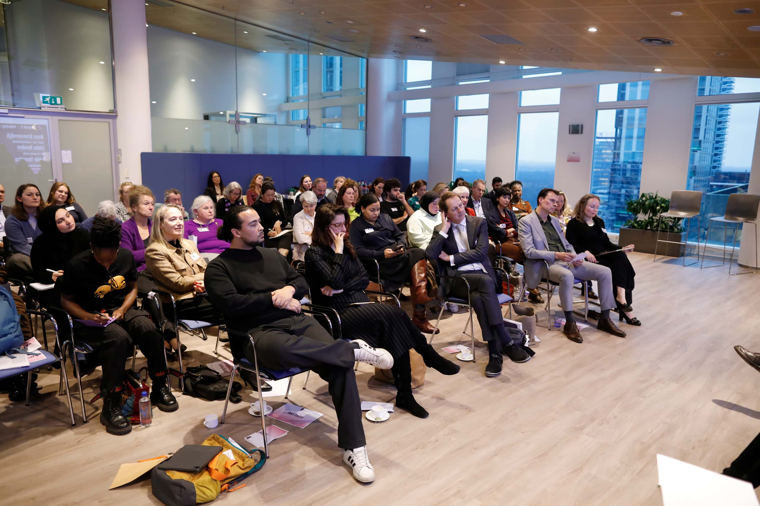 Foto van de zaal met bezoekers
